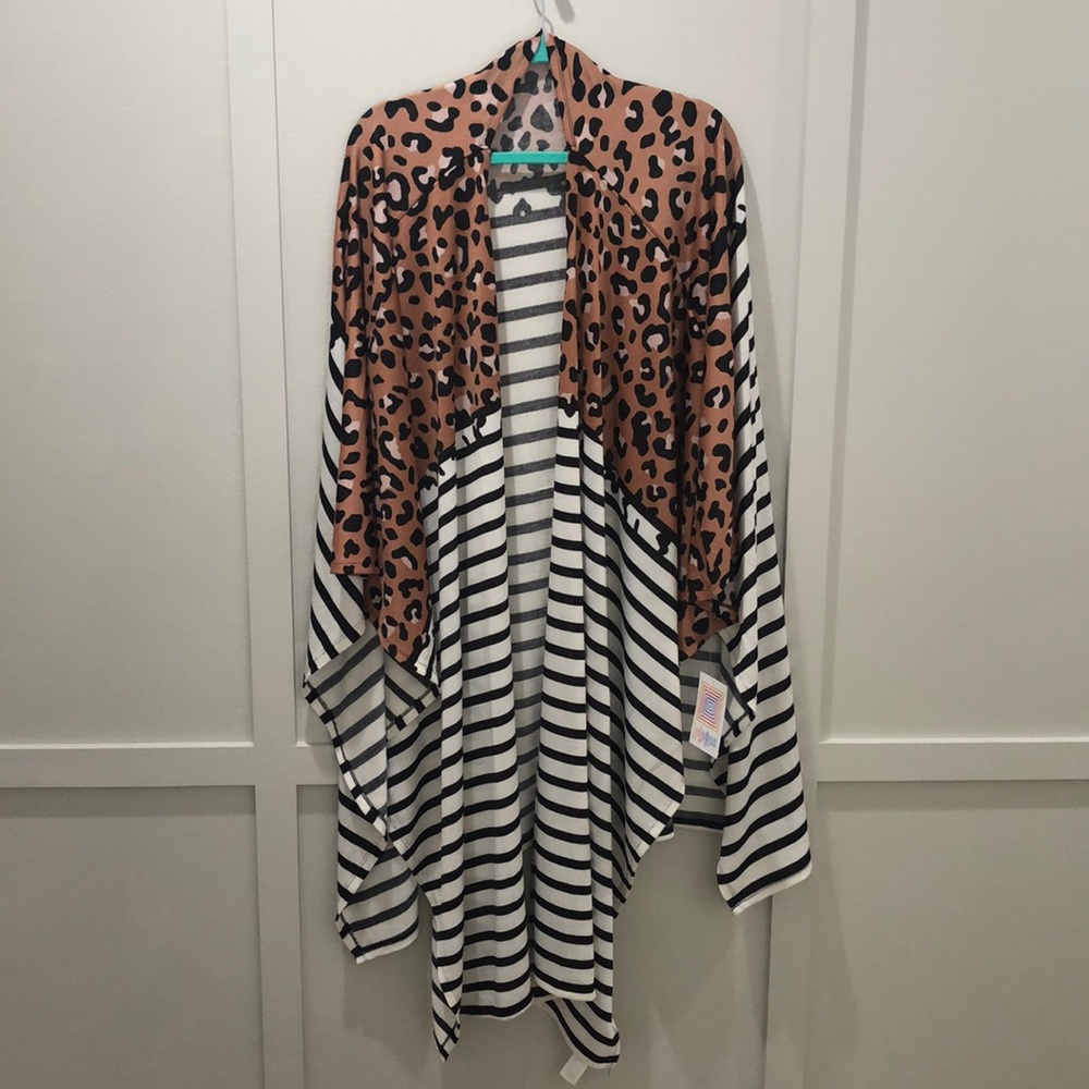 Nwt lularoe savannah leopard stripe top